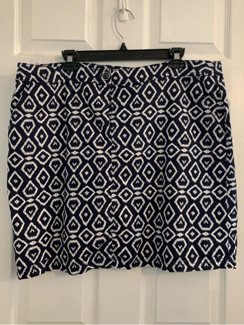 Karen Scott Women’s Navy and White Geometric Print Skort. Size 16. $10